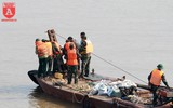 Trục vớt quả bom có sức công phá lớn dưới gầm Long Biên